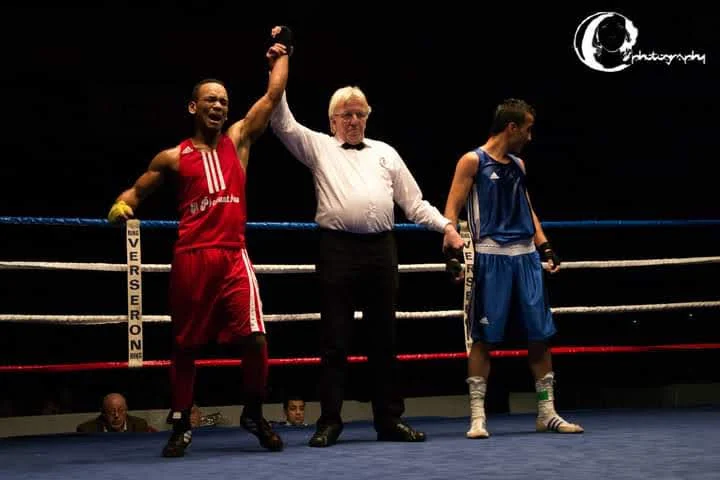 Victoire en boxe anglaise, l'arbitre lève le bras du coach