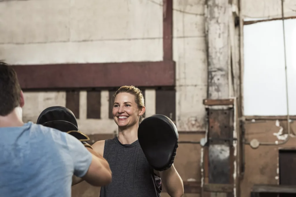 Séance de cardio boxe avec pattes d'ours