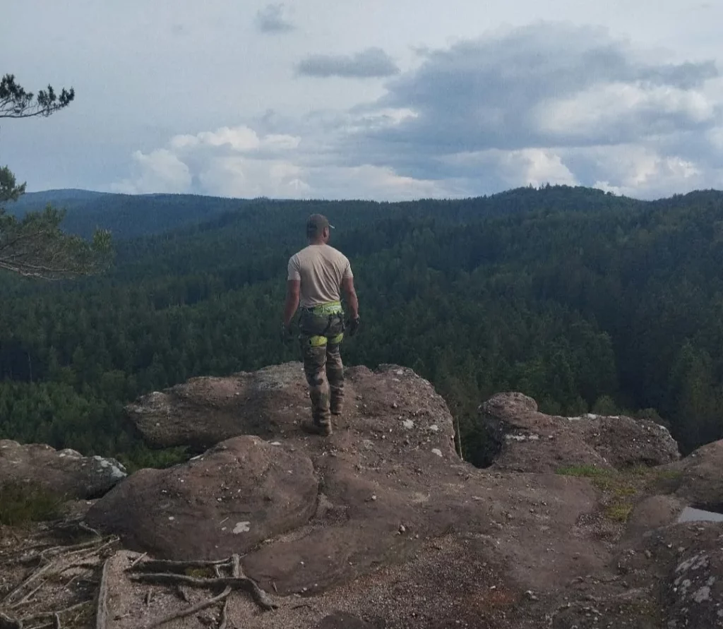 Le coach sur un rocher face aux forêts des Vosges