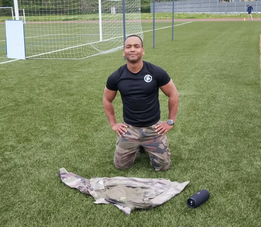 Le coach Bel Élan sur un terrain de sport