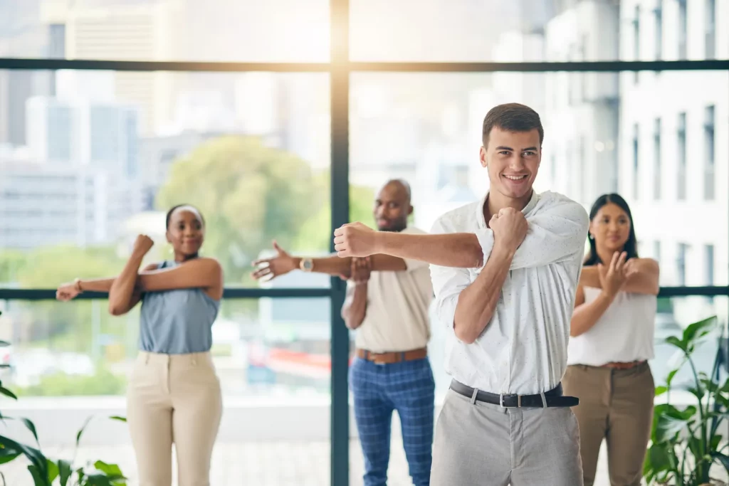 Salariés qui font des étirements ensemble pendant une pause au bureau